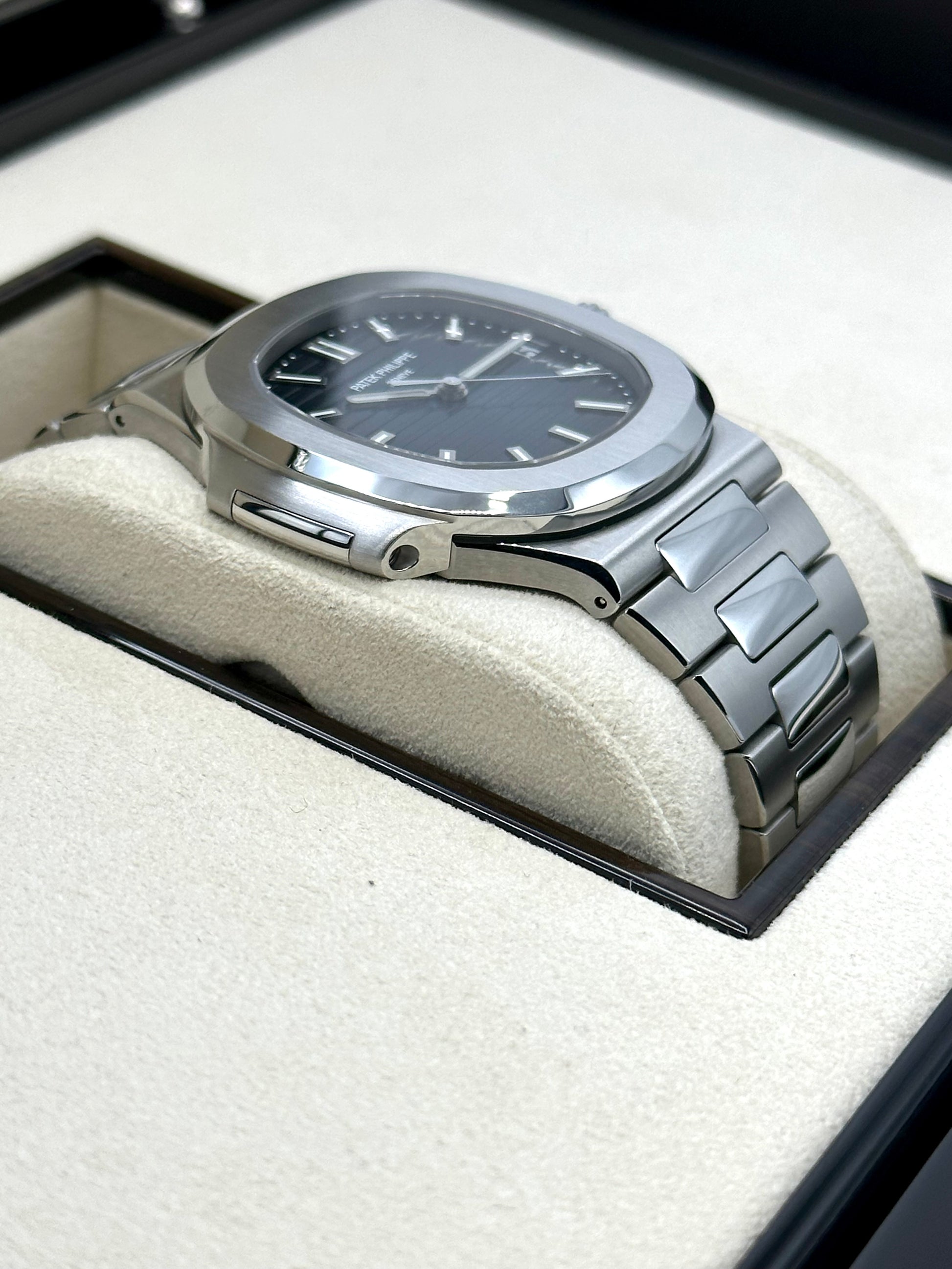 PP Nautilus Model | Silver Blue