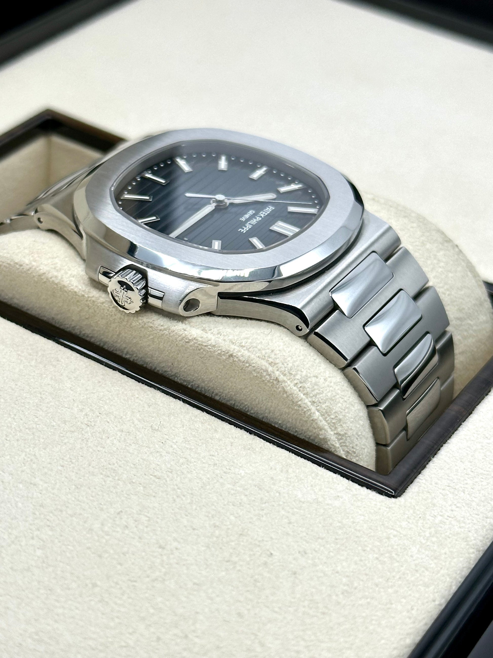 PP Nautilus Model | Silver Blue